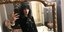 H Ζενεβιέβ Μαζαρί με μαύρο παλτό βγάζει selfie στον καθρέφτη
