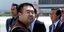 Ο Κιμ Γιονγκ Ναμ με κόσμο δίπλα του