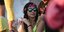 Γυναίκα διασκεδάζει στο Matala Beach Festival