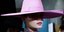 Μοντέλο με ροζ καπέλο