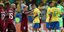 Παίκτες της Βενεζουέλας και της Βραζιλίας χαιρετιούνται 