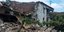 Μια από τις κατοικίες που κατέρρευσαν από τους σεισμούς που έπληξαν τη νότια Αλβανία