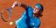 Ο Στέφανος Τσιτσιπάς χτυπά τη μπάλα του τένις με την ρακέτα
