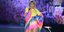 Η Τέιλορ Σουίφτ με πολύχρωμα ρούχα