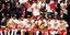 Οι παίκτες των Τορόντο Ράπτορς βγάζουν φωτογραφία με το κύπελλο