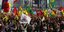 Κούρδοι διαδηλώνουν με σημαίες και πανό