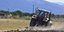 Αγρότης οργώνει το χωράφι του με το τρακτέρ