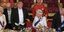 Η στιγμή που ο Τραμπ απλώνει το χέρι στην πλάτη της βασίλισσας Ελισάβετ