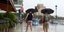 Δυο άνδρες με ομπρέλες για τη βροχή στη Θεσσαλονίκη
