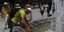 Τουρίστες δροσίζονται από τον μίνι-καύσωνα σε συντριβάνι στο Σύνταγμα