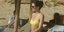 Η Κένταλ Τζένερ με κίτρινο μαγιό σε παραλία της Μυκόνου