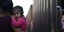 Μετανάστρια με το μικρό παιδί της αγκαλιά στα σύνορα Μεξικού - ΗΠΑ