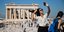 Μια τουρίστρια βγάζει selfie στην Ακρόπολη