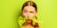 Γυναίκα με φύλλο μαρουλιού στο στόμα κρατάει μια σαλάτα