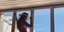 Τζίτζι Χαντίντ στο παράθυρο με φόντο νησιά Αιγαίου