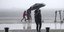 Γυναίκα κρατά ομπρέλα στη Θεσσαλονίκη