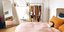 Γυναικεία κρεβατοκάμαρα με ολόσωμο καθρέπτη, τροχήλατη κρεμάστρα, μαξιλάρια, σκαμπό