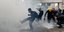 Αστυνομικοί έκαναν χρήση δακρυγόνων κατά των διαδηλωτών στο Χονγκ Κονγκ
