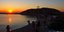 Κόσμος συρρέει στην Πορτάρα της Νάξου να δει το ηλιοβασίλεμα