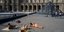 Παριζιάνοι κάνουν ηλιοθεραπεία, εν μέσω καύσωνα, στο Λούβρο