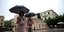 Γυναίκες κρατούν ομπρέλες στο Μοναστηράκι