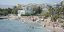 Παραλία στο Παλαιό Φάληρο γεμάτη με κόσμο που κάνει μπάνιο στη θάλασσα