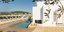 Η παραλία Μαβίλη με την χρυσή άμμο και την θέα στον Λυκαβηττό