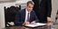 Ο Κυριάκος Μητσοτάκης υπογράφει μετά την ορκωμοσία του ως πρωθυπουργού