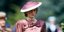 Η πριγκίπισσα Νταϊάνα με ροζ φόρεμα και καπέλο 