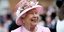 Η βασίλισσα ΕΛισάβετ με ροζ καπέλο και ροζ παλτό