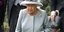 Η Βασίλισσα ΕΛισάβετ της Αγγλίας με θαλασσί παλτό
