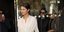 Η Σελένα Γκόμεζ με λευκό μάξι αέρινο φόρεμα και ζώνη