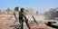 Στρατιώτης στη Συρία ετοιμάζει οβίδα