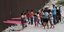 Παιδιά κάνουν τραμπάλα στο τείχος στο Μεξικό