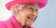 Βασίλισσα Ελισάβετ με ροζ καπέλο και ταγιέρ 