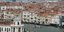 Τα κανάλια της Βενετίας στην Ιταλία και στο βάθος τεράστια κρουαζιερόπλοια