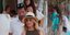 Η Ελενα Ράπτη με τον σωματοφύλακά της το καλοκαίρι του 2017 στη Μύκονο 