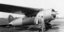 H Αμέλια Έρχαρτ με το αεροσκάφος με το οποίο διέσχισε το 1932 τον Ατλαντικό 
