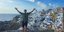 Αυστραλός τουρίστας ποζάρει με φόντο την Οία της Σαντορίνης