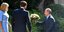 Ο Ρώσος πρόεδρος Πούτιν προσφέρει ένα μπουκέτο με ρόδα στην πρώτη κυρία της Γαλλίας 
