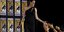 Αντζελίνα Τζολί με μαυρο φόρεμα χαιρετάει 