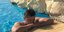Ο Αντώνης Σρόιτερ σε στιγμές χαλάρωσης σε κάποια πισίνα