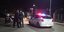 Αστυνομικοί στη Λαμία δίπλα στο περιπολικό