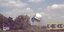 Ενα ασημί βανάκι εκτοξεύεται στον αέρα σε κυκλικό κόμβο στη Βρετανία