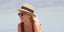 H Xριστίνα Κοντοβά με καπέλο, γυαλιά και μαγιό στην παραλία