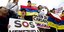 Διαδηλωτές με πλακάτ και σημαίες στη Βενεζουέλα