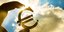 Το σήμα του ευρώ με φόντο τον ήλιο και τα σύννεφα