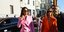 Γυναίκες με πολύχρωμα κοστούμια περπατούν