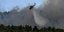 Ελικόπτερο κάνει ρίψη νερού στη μεγάλη φωτιά στην Εύβοια