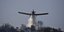 Πυροσβεστικό αεροπλάνο πραγματοποιεί ρίψη νερού στο Ναύπλιο